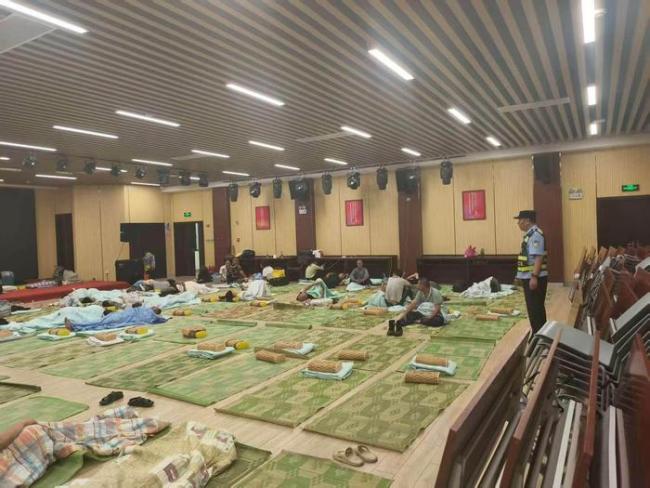 珠海民警转移安置500余名临险群众